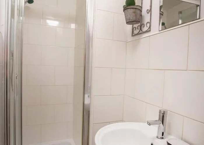 Sunnyside 2 - Contractor Long By Shortstayuk